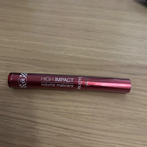 High Impact Volume Mascara från IsaDora - Snygg volymmascara från IsaDora i en elegant röd förpackning. Perfekt för att ge dina fransar extra volym och definition. Lätt att applicera och ger ett dramatiskt resultat. Oanvänd!!