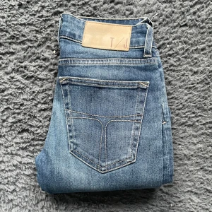 Tiger of Sweden jeans  - Snygga blå jeansbyxor från tiger of sweden i modellen Slender. De har en klassisk femficksdesign och är tillverkade i Italien. Perfekta för en stilren look med en smal passform. Tyvärr kan jag inte skicka bild när jag själv bär plagget då jag för det första ofta inte kan ha storlekarna jag säljer och för det andra skulle det bli alldeles för mycket jobb när jag säljer så mycket, så jag rekommenderar att man kikar måtten på sista bilden heller googlar på modellnamnet för att se passformen :)