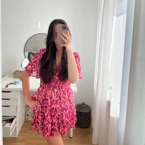 Populär Rosa klänning från Zara - Superfin klänning men kommer inte till användning. Inga defekter eller liknande 💕