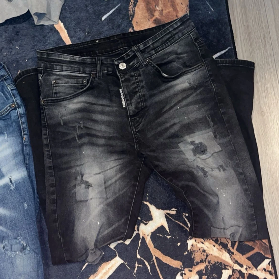Svarta jeans med slitningar