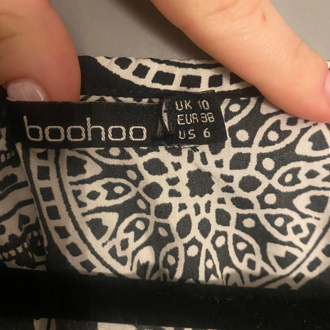 Svart och vit mönstrad bolerotopp från Boohoo - 2