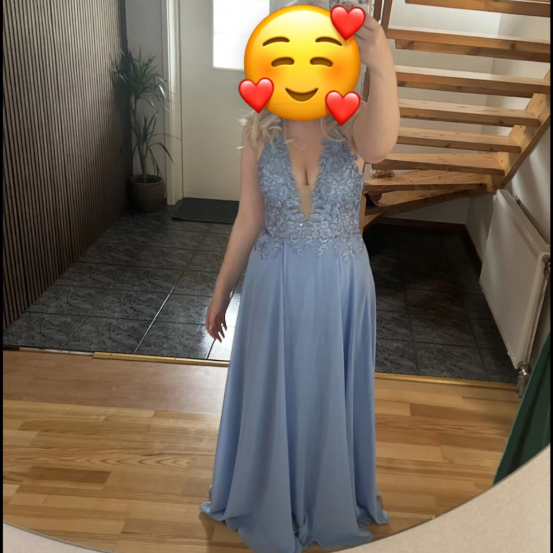 Ljusblå balklänning med spetsdetaljer