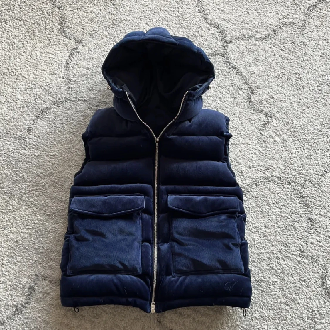 Mörkblå manchester vest med huva