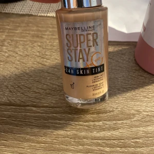 Maybelline Super Stay 24H Skin Tint - Säljer 2 st Maybelline Super Stay 24H Skin Tint i nyansen 10. Denna foundation ger en långvarig täckning och innehåller vitamin C-derivat för en fräsch look. Perfekt för en jämn och naturlig finish.