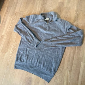 Grå tröja med dragkedja från Scalpers - Säljer en grå halfsip från Scalpers. Originalpris runt 1000, tröjan är knappt använd och är i väldigt bra skick 