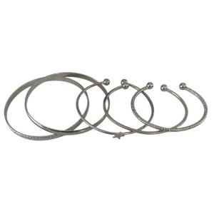 Set med silverfärgade armband - Snyggt set med fem silverfärgade armband💕