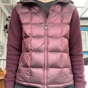 Massimo dutti cardigan  - En jävligt schysst och sällsynt Massimo dutti jacka i topp skick! Röd färg, perfekt till våren!