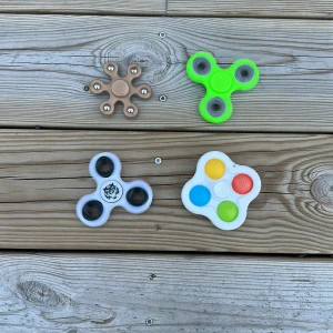  fidget spinners - Säljer fidget spinners och Perfekt för att hålla händerna sysselsatta och minska stress. Lätt och smidig att ta med sig överallt.