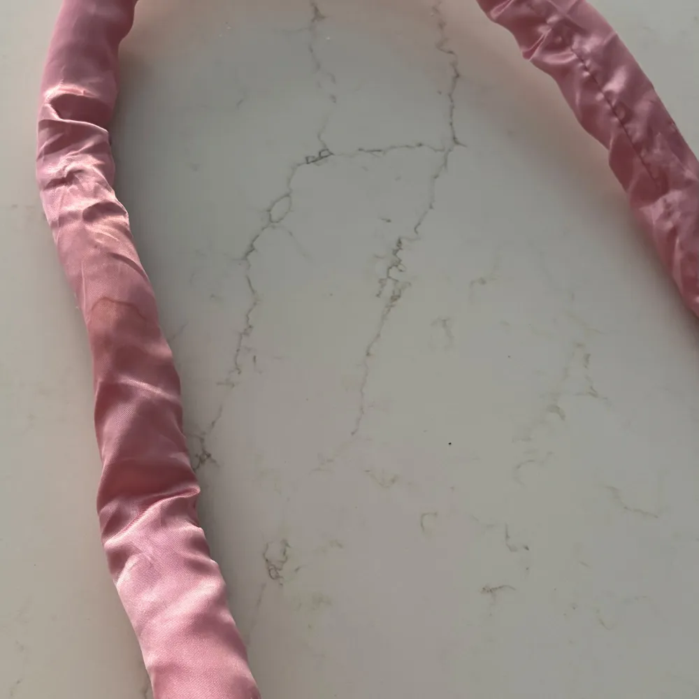 Elegant rosa diadem i sidenmaterial som ger en lyxig känsla. Perfekt för att addera en touch av glamour till din look. Heatless curler wand🩷 Använda lika som 5 gången.. Asusteet.