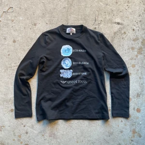 Vintage Armani tröja - Vintage Armani tröja i dunder skick. Materialet är ganska tjockt så den är varm!