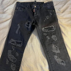 Dsquared2 Slim Fit - Dsquared2 jeans storlek 44 motsvarar W28-29.       Skick 8/10 använda inga defekter.                                Slitningar från fabrik.                                                       Priset går såklart att diskutera!                                         Vid fler funderingar tveka inte på att slå en signal!         /VS