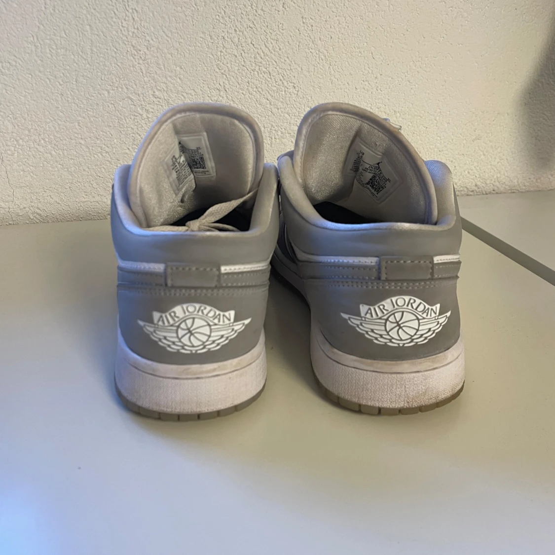 Grå och vita Nike Air Jordans - 1