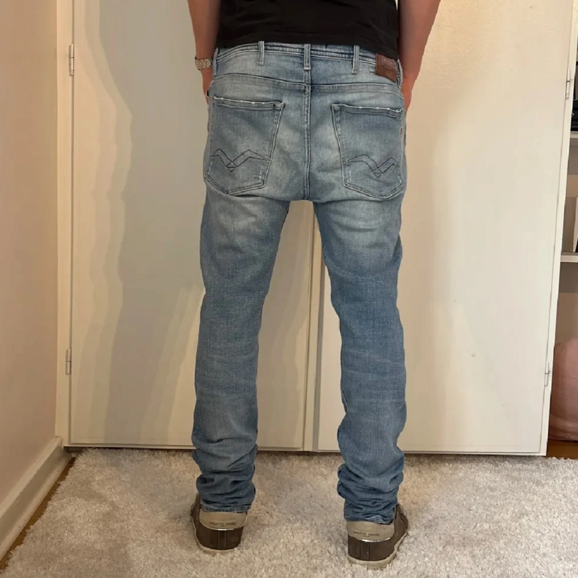 Ljusblå jeans med slitningar - 1