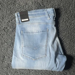 Replay Anbass jeans  - Helt nya Replay jeans! Börja följ för jag har över 100 par helt nya Replay jeans som kommer laddas upp!!!Tyvärr kan jag inte skicka bild när jag själv bär plagget då jag för det första ofta inte kan ha storlekarna jag säljer och för det andra skulle det bli alldeles för mycket jobb när jag säljer så mycket, så jag rekommenderar att man kikar måtten på sista bilden heller googlar på modellnamnet för att se passformen :) längd 97cm midja 47cm benvidd 17cm