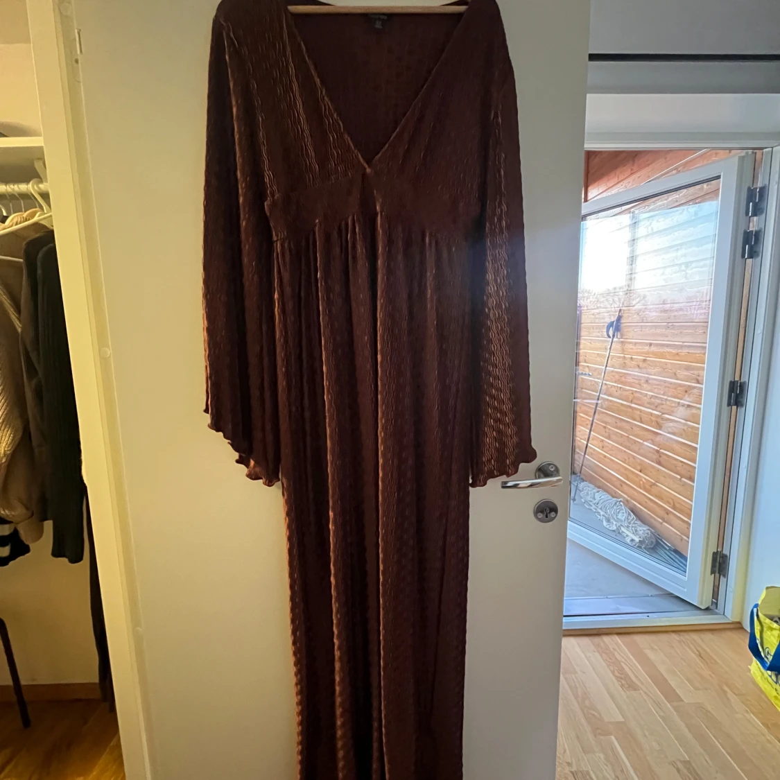 Brun långklänning från Boohoo