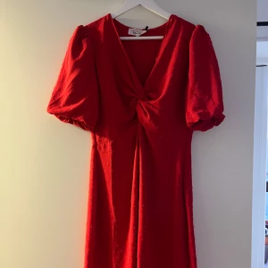 Röd klänning från LolaLiza - Säljer en elegant röd klänning från LolaLiza med v-ringning och puffiga kortärmar. 