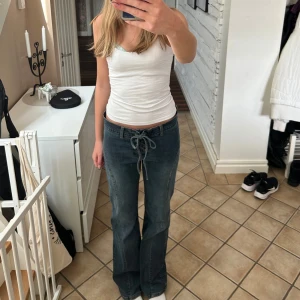 Unika bootcut jeans - Säljer dessa unika bootcut jeans med snörning fram. Skriv till mig för fler bilder eller frågor💕