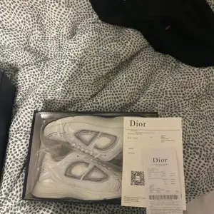 Snygga vita sneakers från Dior fick i present. Fick i present gilla inte dem.