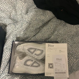 Vita sneakers från Dior - Snygga vita sneakers från Dior fick i present. Fick i present gilla inte dem.