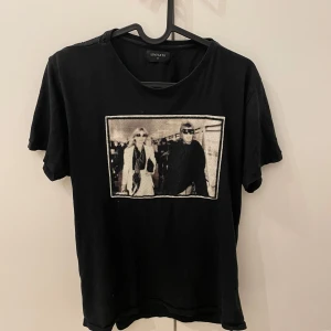 Svart t-shirt med tryck från Limitato sitter som S - Snygg svart t-shirt från Limitato med ett coolt tryck på framsidan. Perfekt för en avslappnad stil. T-shirten har en normal passform och korta ärmar. Det är en M men den sitter som xs/s Den är använd men i mycket fint skick, hör av dig vid fler frågor!