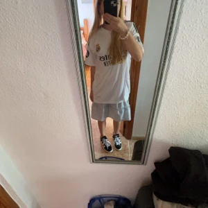 real madrid  - säljer min real madrid tröja då den inte kommit till användning som jag trodde den skulle!! andvänd runt 5 gång, inga fläckar eller märken, storlek S men lite stor i storleken så skulle säga att den är Stl M, köpt för 900 säljs för 350❣️