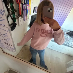 Rosa sweatshirt från Berkeley - Säljer en mysig rosa sweatshirt från Berkeley med en björnlogga på framsidan. Tröjan har långa ärmar och en rund halsringning. Perfekt för en avslappnad stil eller ha i skolan, endast andvänd en gång. storlek S, 40kr+frakt❣️