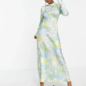 ❗️SÖKER❗️Blommig maxiklänning i satin från asos  - SÖKER denna långa klänning från asos i blommigt mönster och satin. Storlek 36/S eller 38/M! 