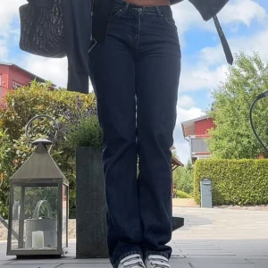 Mörkblå lågmidjade bootcut jeans - Snygga mörkblå bootcut jeans med låg midja.  Från Bikbok. Stolek 25x32 använda fåtal gånger. Från bikbon