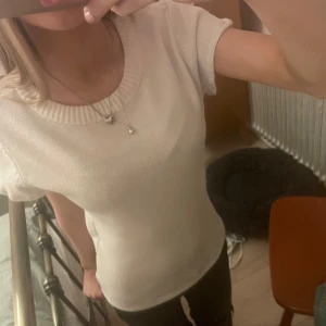 Vit kortärmad tröja - Säljer en stilren vit tröja med korta ärmar. Jag har sytt om den lite, men nu kommer den inte till användning! Sktiv för mer info💗