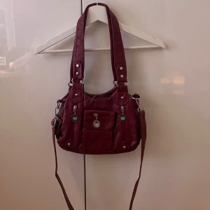 Vinröd väska - Superfin vinröd väska som aldrig blivit använd💞