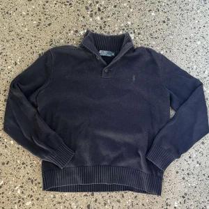 Blå Polo Ralph Lauren Tröja - Mörkblå tröja från Polo Ralph Lauren. Storlek M (herr)