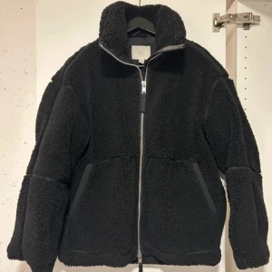 Svart teddyjacka med dragkedja - Säljer den trendiga H&M teddy jackan som inte säljs längre. Använd men inga defekter! Stl XS passar en XS/S.