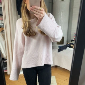 Rosa stickad tröja  - Säljer en rosa stickad tröja från Gina. Den är i Superbra skick men kommer inte till användning längre. Den har en fin passform och är lång i ärmarna. Skriv för fler frågor 💗💗