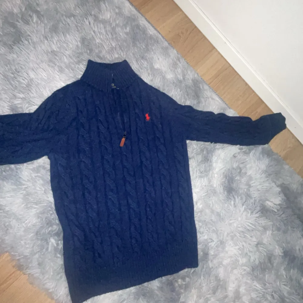 Säljer en mörkblå polo tröja pågrund av att ja köpte den som storlek L men passformen gillade inte jag den skulle säga den passar för personer som har storlek M. Den är ny har haft den bara typ två gånger . Neuletakit & Villapaidat.