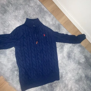Mörkblå Polo Ralph Lauren tröja - Säljer en mörkblå polo tröja pågrund av att ja köpte den som storlek L men passformen gillade inte jag den skulle säga den passar för personer som har storlek M. Den är ny har haft den bara typ två gånger 