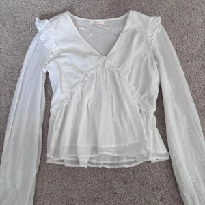 Gina blus, Str: 164 men skulle säga XXS - Ny pris 250kr! Har aldrig används. Storlek 164(14år) men skulle säga XS