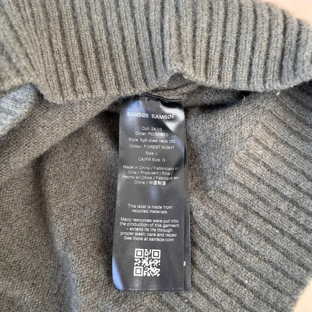 Säljer en grön tröja från Samsøe Samsøe i storlek L, sitter dock som en M. En bekväm och skön regular fit crewneck, gjord i ett mjukt material - en väldigt härlig ullblandning. Köpte i vintras men känner att någonting annat ska få ta plats o garderoben. Vid frågor så är det bara höra av sig!. Neuletakit & Villapaidat.