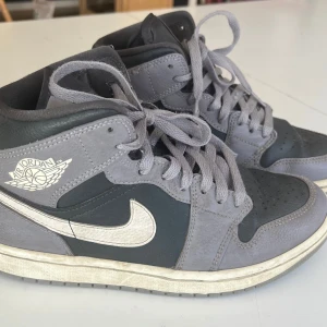 Nike Air Jordans 1 mid grå  - Nike Jordan 1 mid stl 38 Köpta på SNS i Sthlm, box finns kvar.  Bra använt skick. 550 kr 