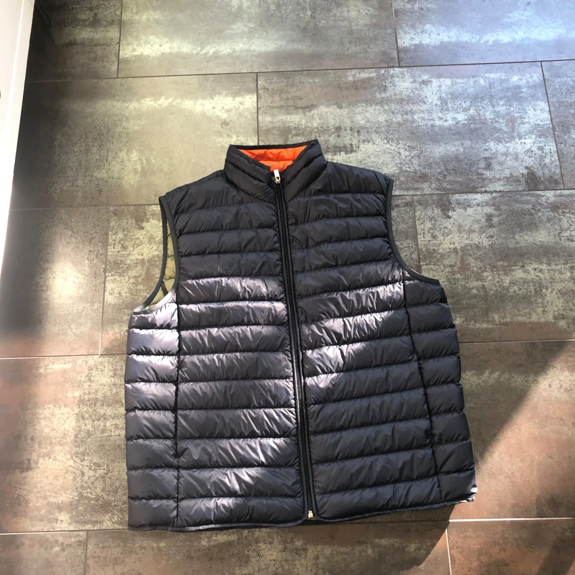 Svart dunväst med orange foder - 2