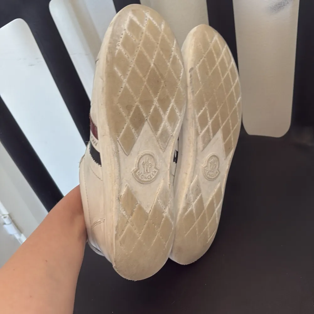 Tja säljer nu dessa moncler skor till ett bra pris. Färg vit skick 5/10 mitt pris 800kr. Säljer dessa för dom tar plats i garderoben. storlek 39. Tjarå ha d bra🙌🏻❤️. Kengät.