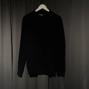 Barbour stickad tröja. - En mörkblå, stickad tröja i ull från Barbour. Barbour Patch Crew Navy. Nypris 1200kr. Skicket är så gott som nytt och använd få gånger. Perfekt för kyligare dagar.