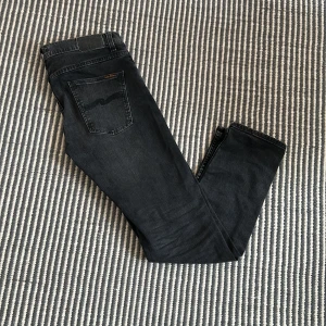 Svarta Nudie Jeans, lean dean. - Snygga svarta jeans från Nudie Jeans, dessa är i passformen lean dean, deras slim fit modell. Passar perfekt till allt och är i extremt bra skick.        Nypris 1600kr men säljer för 449kr, pris kan diskuteras vid snabb affär