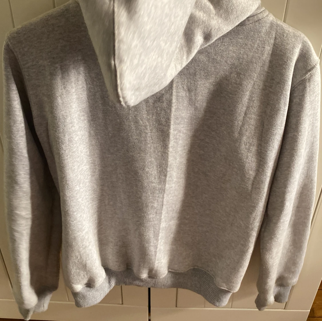 Grå huvtröja med dragkedja från Vonstudio - 2