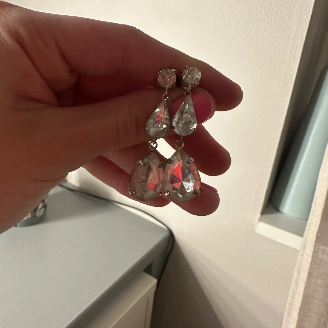  örhängen med droppformade stenar - 1