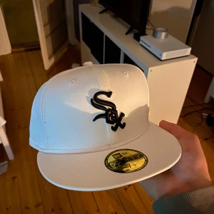 New era keps - Säljer denna feta vita sox keps, perfekt för de soliga sommardagar som är påväg. Tveka inte på att höra av dig om du funderar över något.