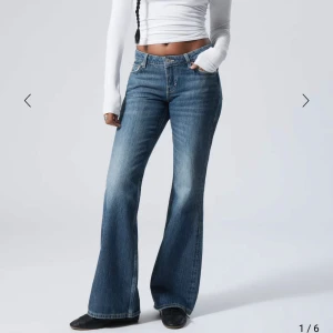 Blå bootcut jeans - Säljer dessa snygga jeans från weekday i modellen Nova. Knappt använda och säljer pga dom inte kommer till användning