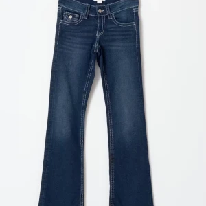 Mörkblå bootcut jeans - Mörkblå bootcut jeans med kontrasterande vita sömmar. Storlek 170, knappast använda. Pris kan diskuteras🤎