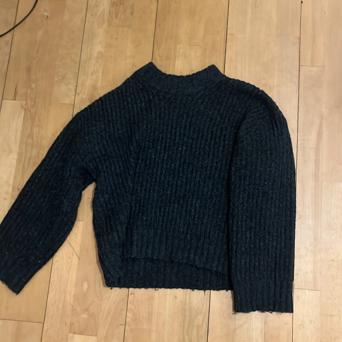 Säljer än mörk blå/ grå stickad tröja