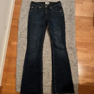Mörkblå low waist bootcut jeans  - Snygga mörkblå bootcut jeans från lager 157 i modellen low boot som inte kommer till användning. Knappt använda💕
