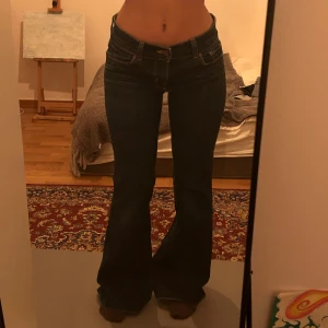 Lågmidjade bootcut jeans - Såå fina och formar en bra! Väldigt najs bootcut också! Behövs sy om lite längst ned!